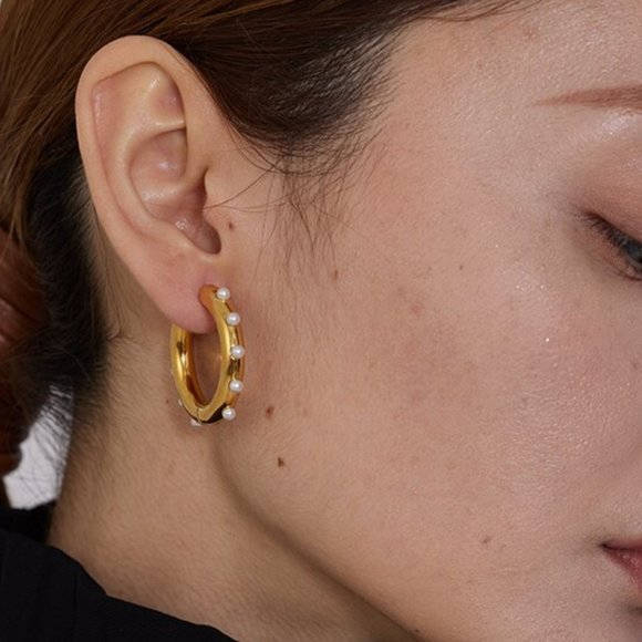 Vintage 18K Gold Hoop Earrings With Imitation Pearls - Picture 8 of 13